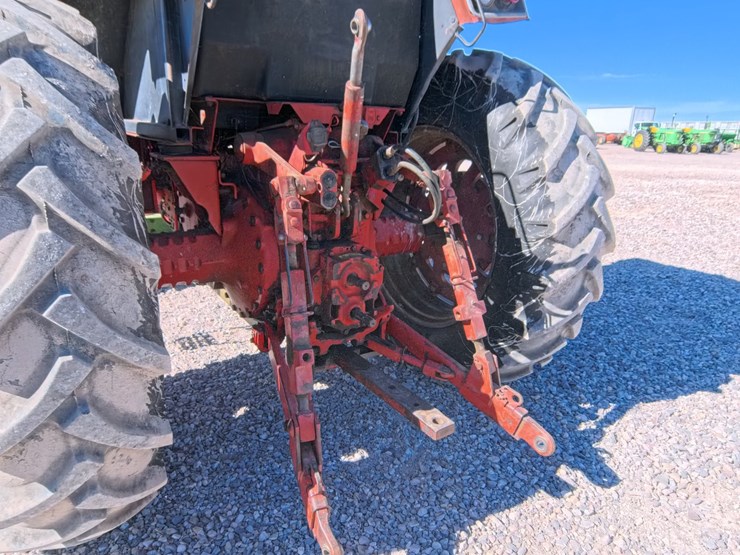 #1056-•-international-986-tractor-image-9