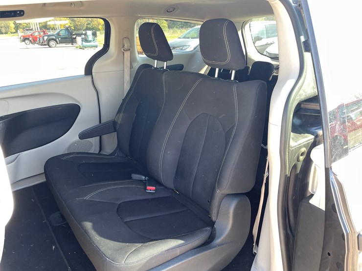 #1521-•-2021-chrysler-voyager-mini-van-(has-wi-title)-image-21