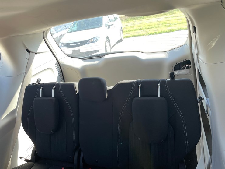 #1521-•-2021-chrysler-voyager-mini-van-(has-wi-title)-image-22