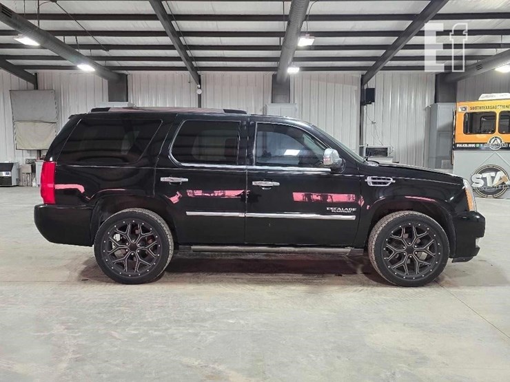 2013-cadillac-escalade-platinum-image-6