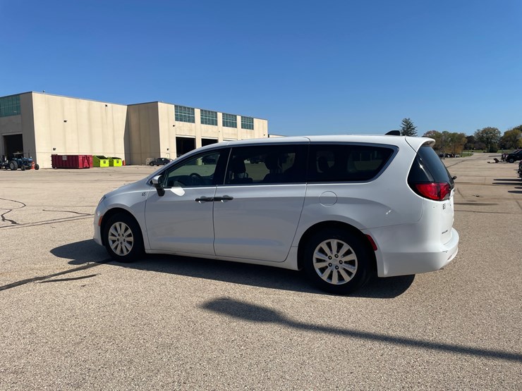 #1516-•-2020-chrysler-voyager-mini-van-(has-wi-title)-image-33