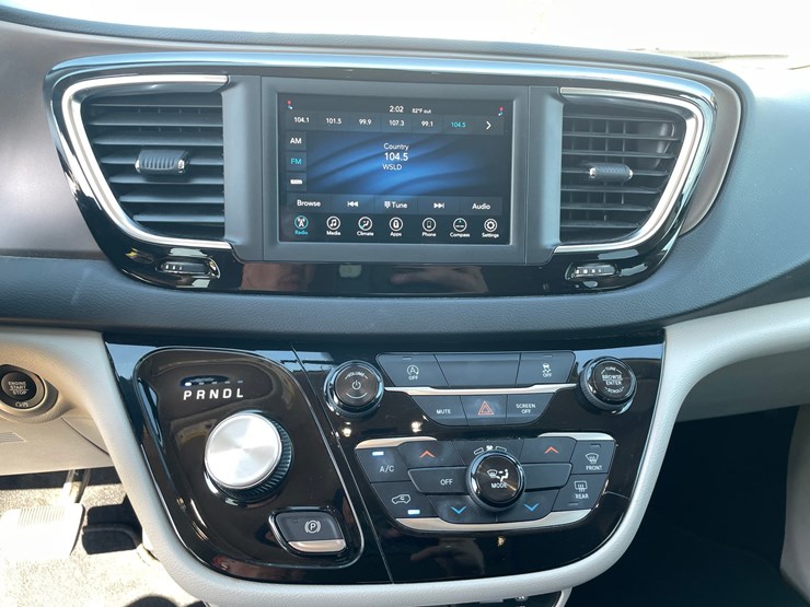 #1518-•-2020-chrysler-voyager-mini-van-(has-wi-title)-image-27