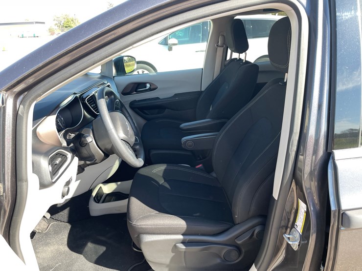 #1522-•-2021-chrysler-voyager-mini-van-(has-wi-title)-image-26