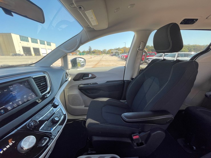 #1516-•-2020-chrysler-voyager-mini-van-(has-wi-title)-image-5
