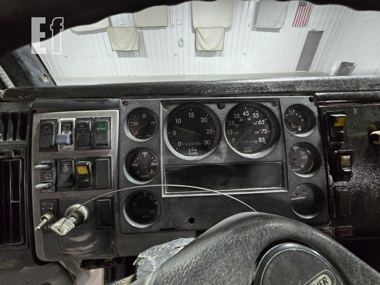 2000-freightliner-fl80-image-12