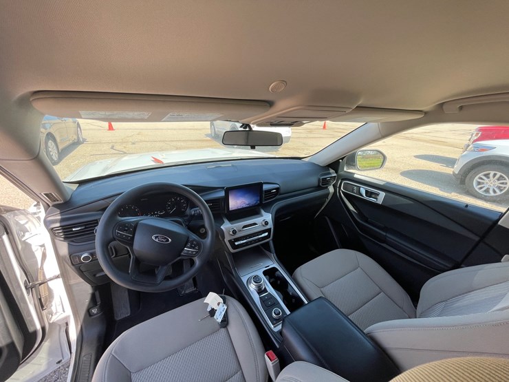 #1526-•-2021-ford-explorer-awd-suv-(has-wi-title)-image-4