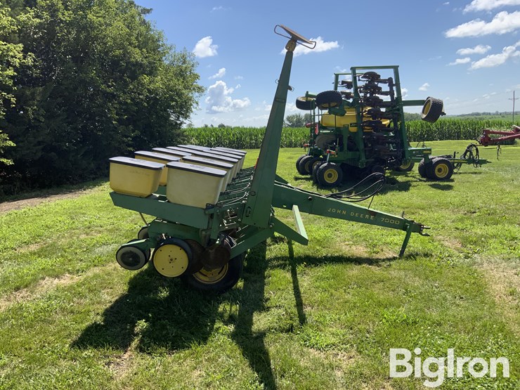 john-deere-7000-6r30"-planter-w/markers-image-4