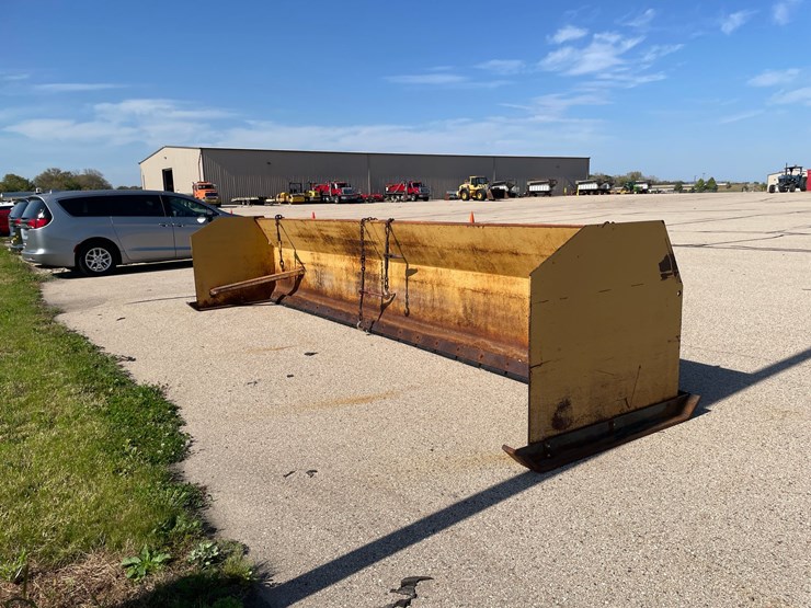 #1533-•-quality-welding-service-loader-bucket-snow-pusher-image-1