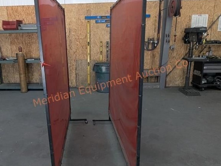 2--welding-arc-shields-on-casters-image-3