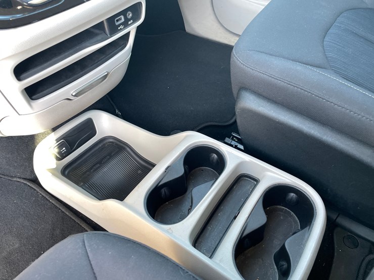 #1518-•-2020-chrysler-voyager-mini-van-(has-wi-title)-image-30