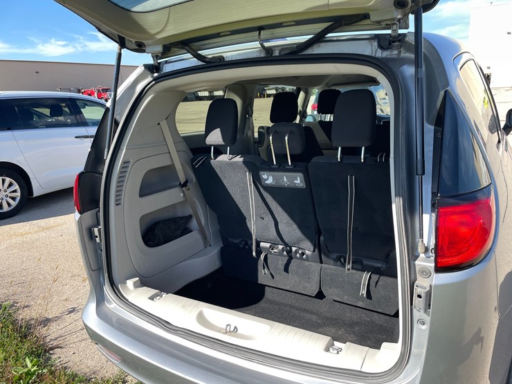 #1518-•-2020-chrysler-voyager-mini-van-(has-wi-title)-image-15
