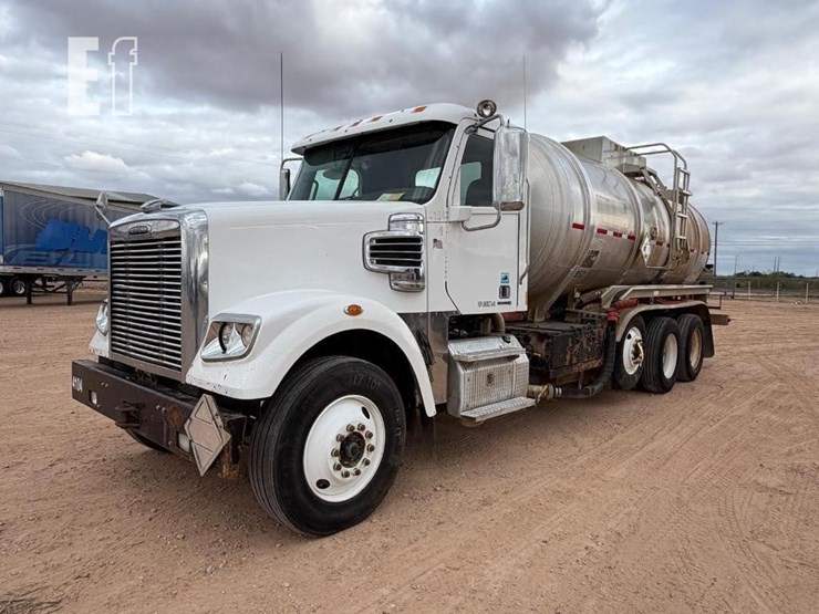 2013-freightliner-122sd-image-1