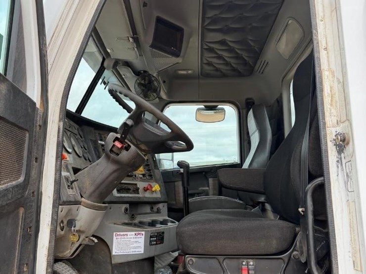 2014-freightliner-122sd-image-12