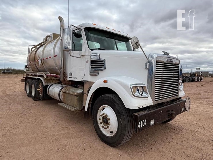 2013-freightliner-122sd-image-2