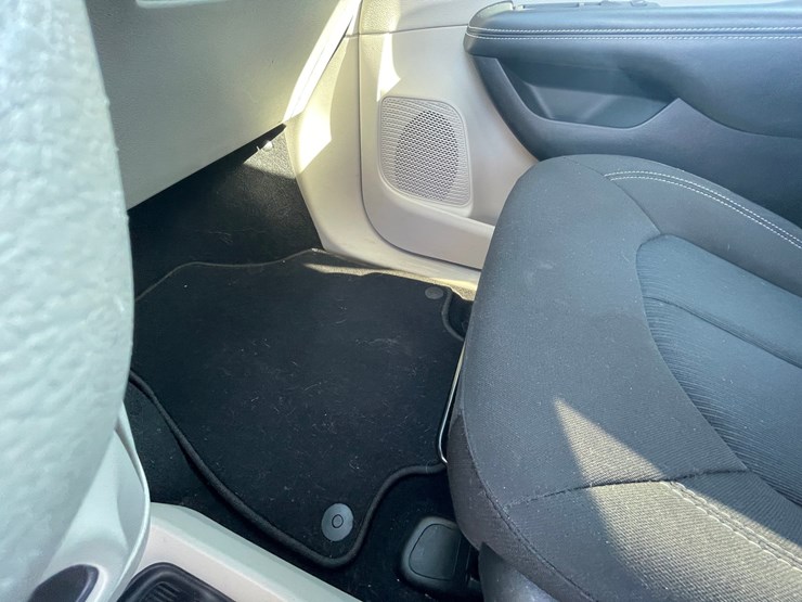 #1517-•-2021-chrysler-voyager-mini-van-(has-wi-title)-image-8