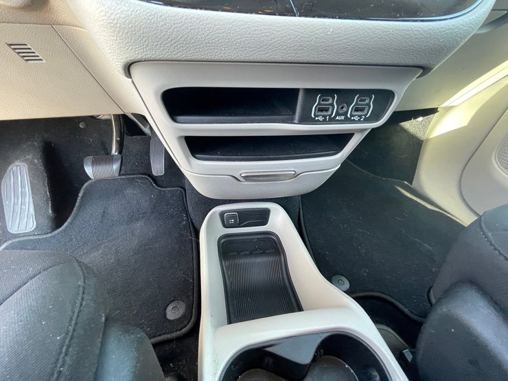 #1517-•-2021-chrysler-voyager-mini-van-(has-wi-title)-image-9