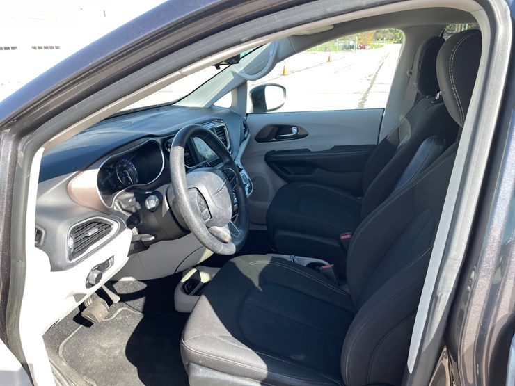 #1521-•-2021-chrysler-voyager-mini-van-(has-wi-title)-image-26
