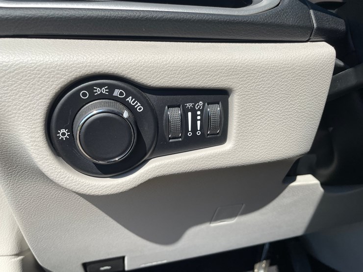 #1518-•-2020-chrysler-voyager-mini-van-(has-wi-title)-image-33