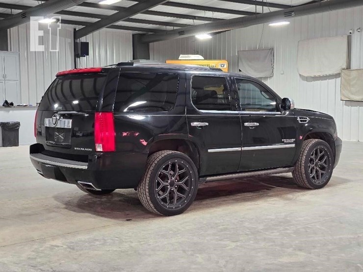 2013-cadillac-escalade-platinum-image-3