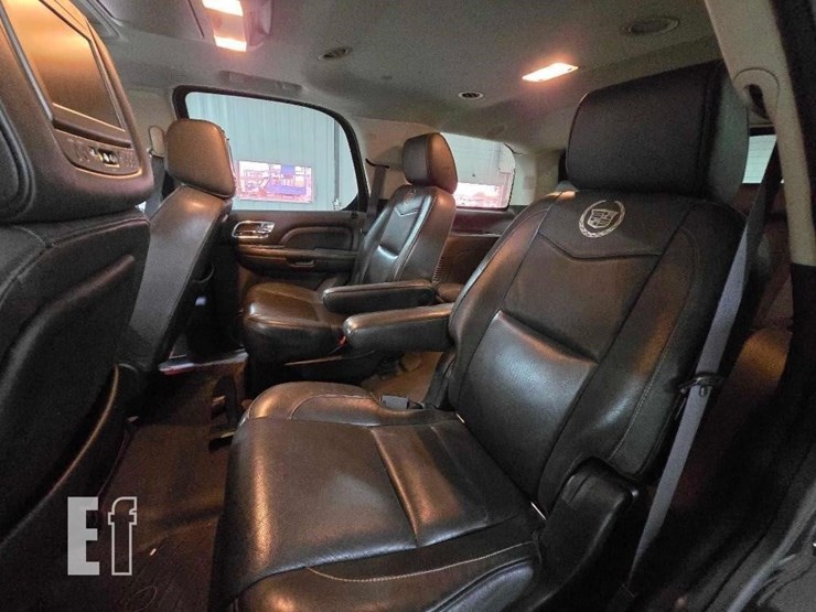 2013-cadillac-escalade-platinum-image-16