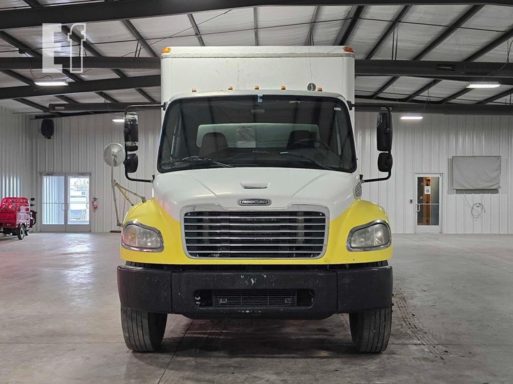 2004-freightliner-business-class-m2-106-image-7
