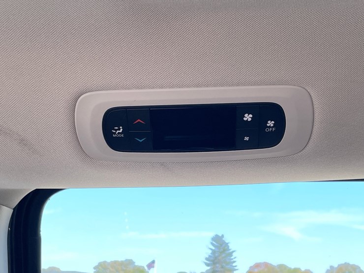 #1519-•-2020-chrysler-voyager-mini-van-(has-wi-title)-image-24
