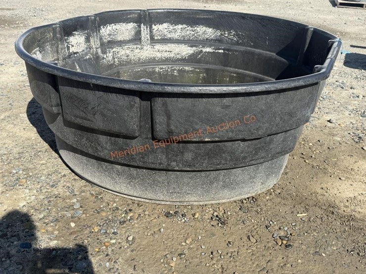 rubbermaid-300-gallon-stock-tank-image-1