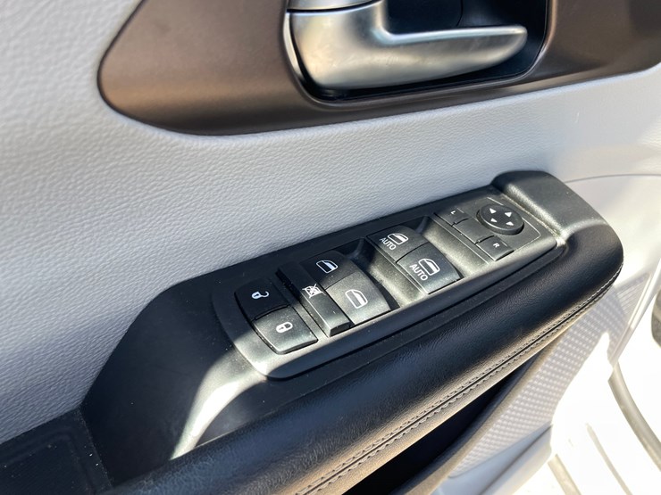 #1518-•-2020-chrysler-voyager-mini-van-(has-wi-title)-image-23