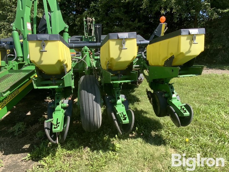 2004-john-deere-1760-maxemerge-plus-12r30"-vacuum-planter-image-15