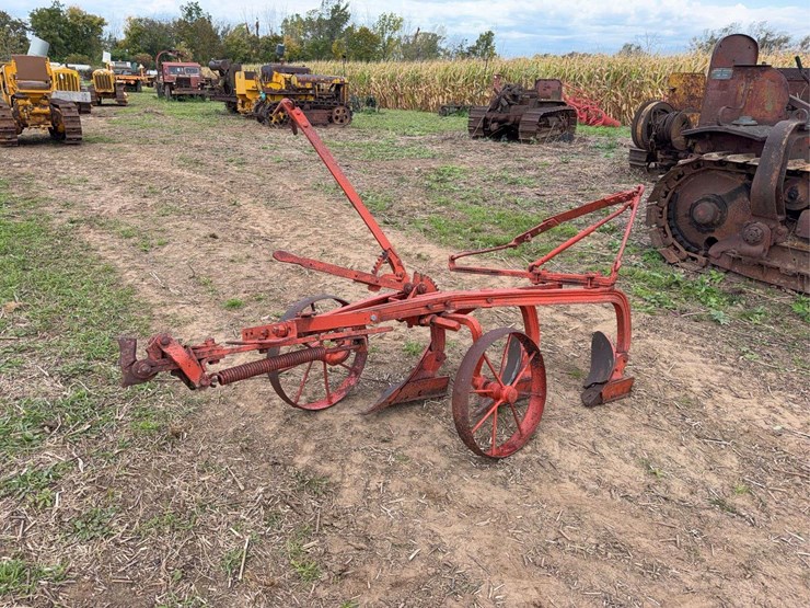 oliver-three-bottom-vineyard-plow-image-1