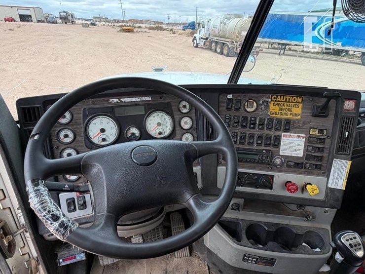 2015-freightliner-122sd-image-13