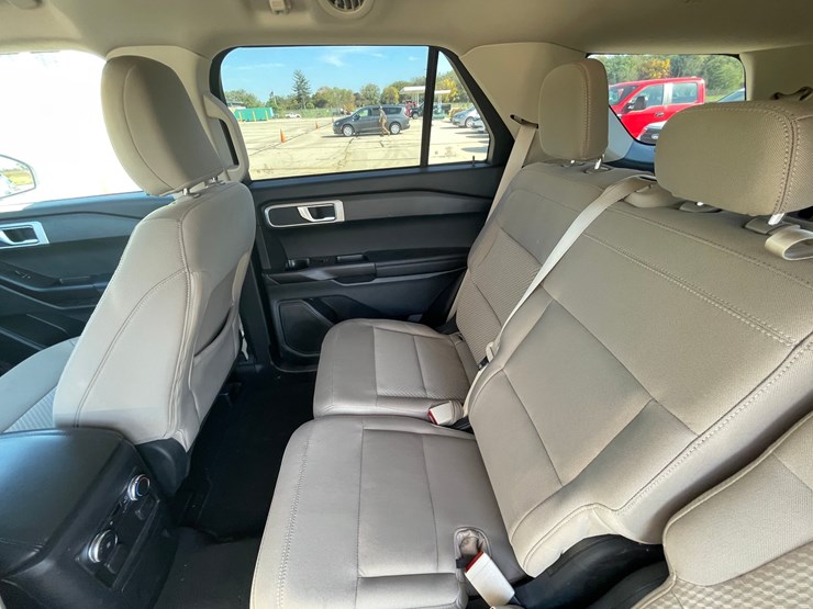 #1528-•-2021-ford-explorer-awd-suv-(has-wi-title)-image-4