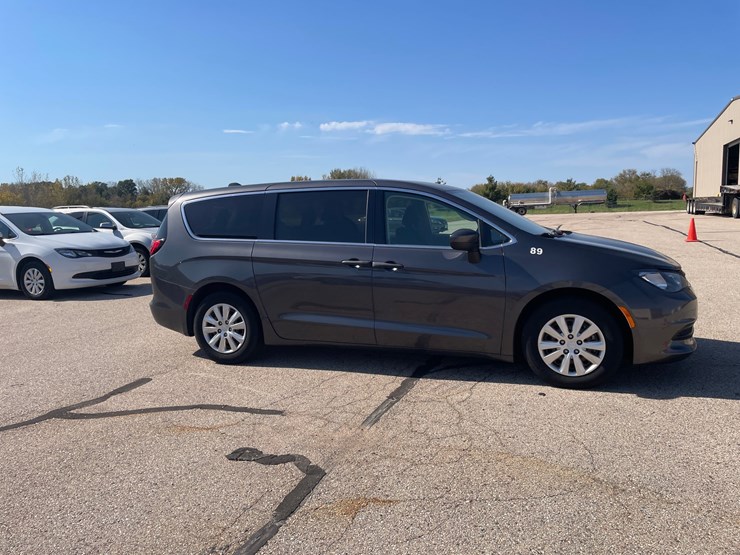 #1517-•-2021-chrysler-voyager-mini-van-(has-wi-title)-image-23