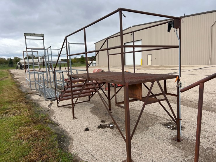 #2105-•-(1)-steel-elevated-work-platform-with-stairs-image-4