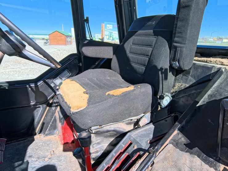 #1056-•-international-986-tractor-image-43