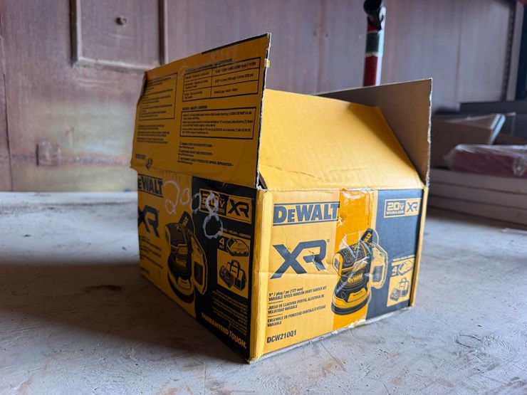 #2008-•-dewalt-xr-5"-variable-speed-random-orbit-sander-kit-image-1