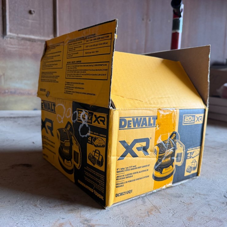 #2008 • DeWalt XR 5" Variable Speed Random Orbit Sander Kit