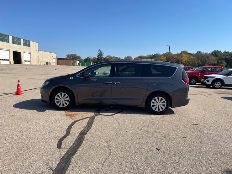 #1517-•-2021-chrysler-voyager-mini-van-(has-wi-title)-image-33