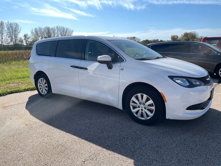 #1520-•-2020-chrysler-voyager-mini-van-(has-wi-title)-image-4