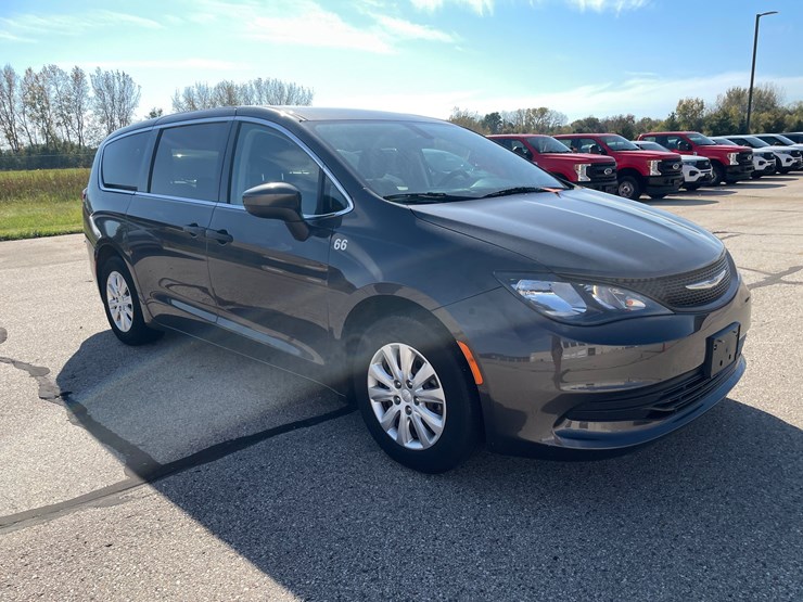 #1519-•-2020-chrysler-voyager-mini-van-(has-wi-title)-image-3