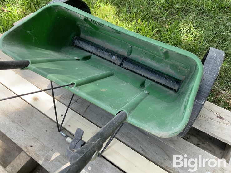 walk-behind-&-pull-type-lawn-spreaders-&-sprayer-image-11