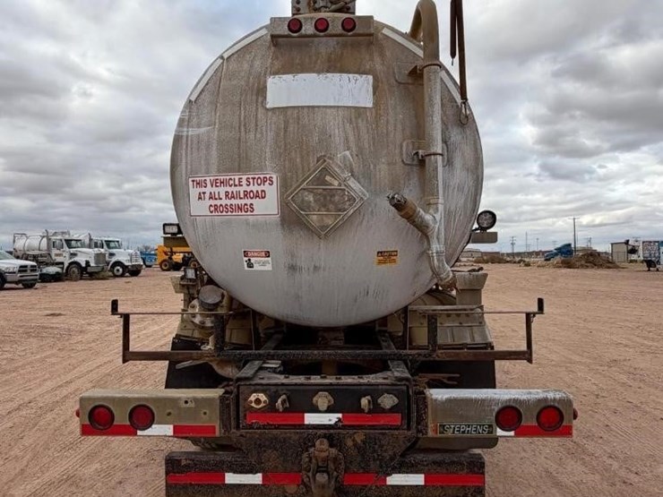 2013-freightliner-122sd-image-8