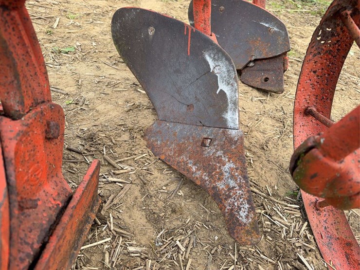 oliver-three-bottom-vineyard-plow-image-17