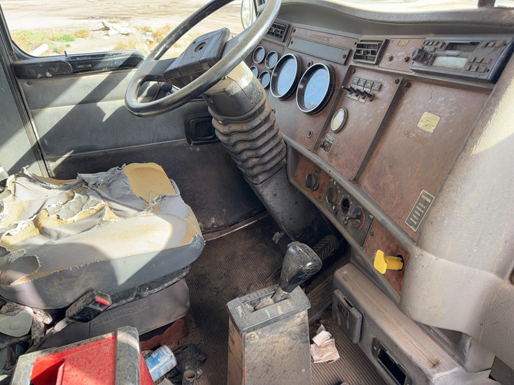 2004-kenworth-t300-image-17