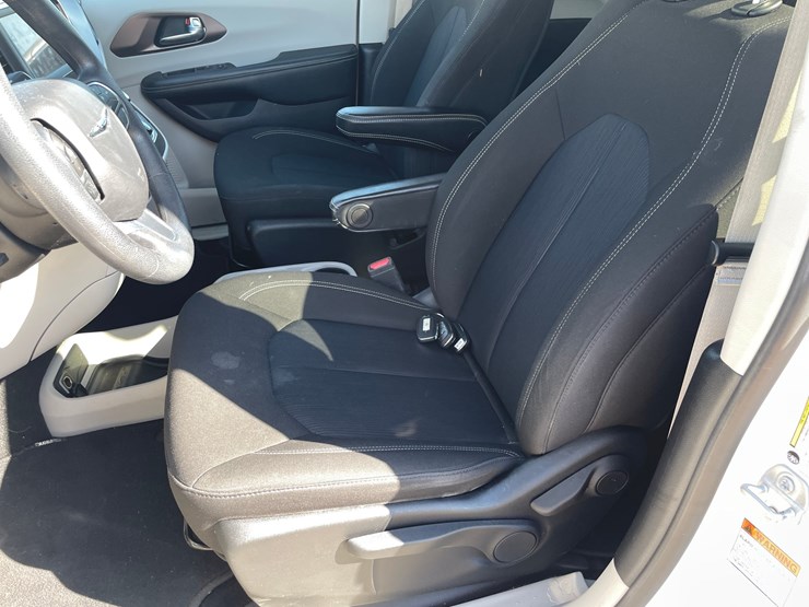 #1520-•-2020-chrysler-voyager-mini-van-(has-wi-title)-image-32
