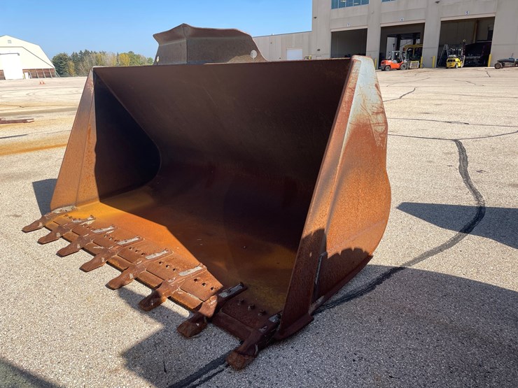 #1501-•-volvo-3-3/4-yard-wheel-loader-bucket-image-1