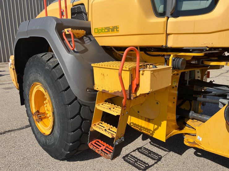 #1500-•-2017-volvo-l110h-wheel-loader-with-bucket-image-23