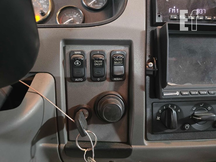 2018-peterbilt-337-image-15