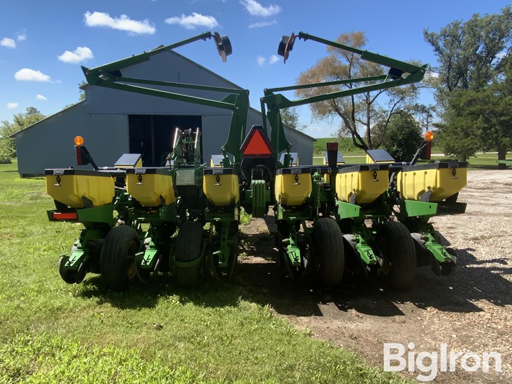 2004-john-deere-1760-maxemerge-plus-12r30"-vacuum-planter-image-6