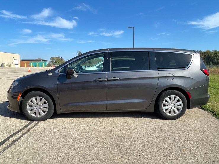 #1522-•-2021-chrysler-voyager-mini-van-(has-wi-title)-image-9